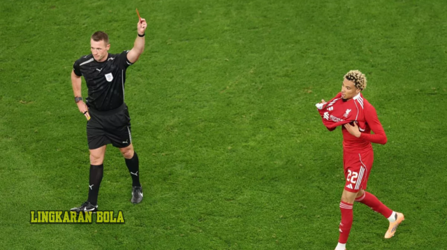 Hugo Ekitike Kena Sentil Rekan Setimnya di Liverpool Usai Kartu Merah Konyol di Carabao Cup